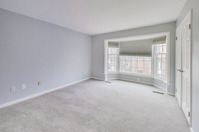 Building Photo - Spectacular 3 Bed + LOFT + 3.5 Bath- Custom Kitchen & Master Retreat w/ Beautiful Updates