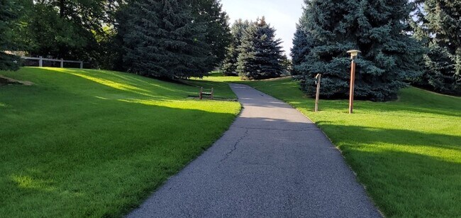 Building Photo - CDA Place Neighborhood- 4 bed with basement, cul de sac