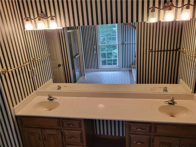 Building Photo - 3798 Lee Ridge Way SW