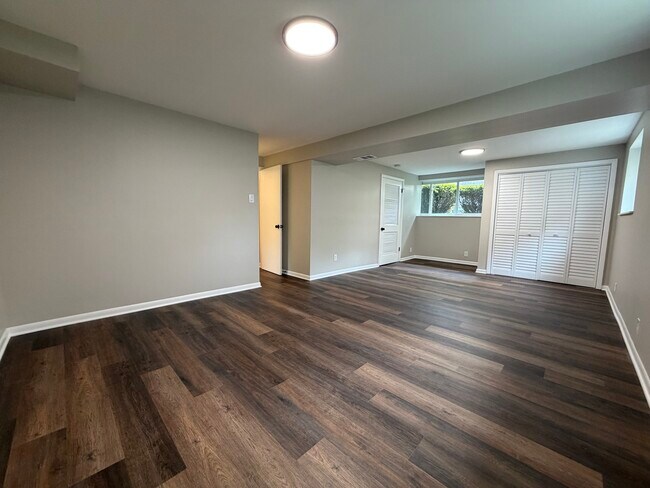 Building Photo - 705 W Fitzhenry Ct