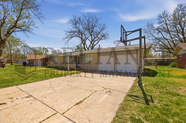 Building Photo - 9711 W Birch Ln