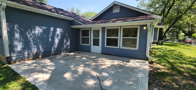 Building Photo - Beautiful home with attached garage and great yard!
