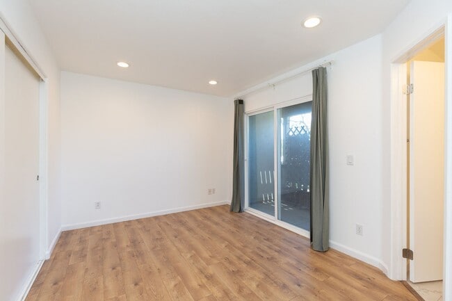 Building Photo - 3 Bed, 2 Bath Townhome in Carlsbad