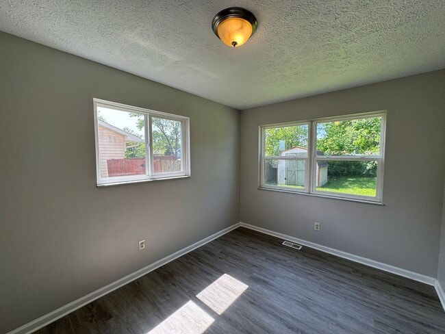 Building Photo - Far Eastside Large 3 Bedroom 1.5 Bath