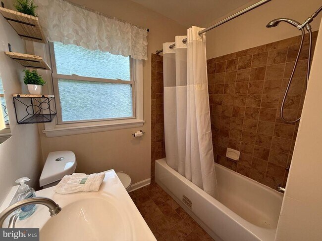 Building Photo - 2208 Vermont Ave