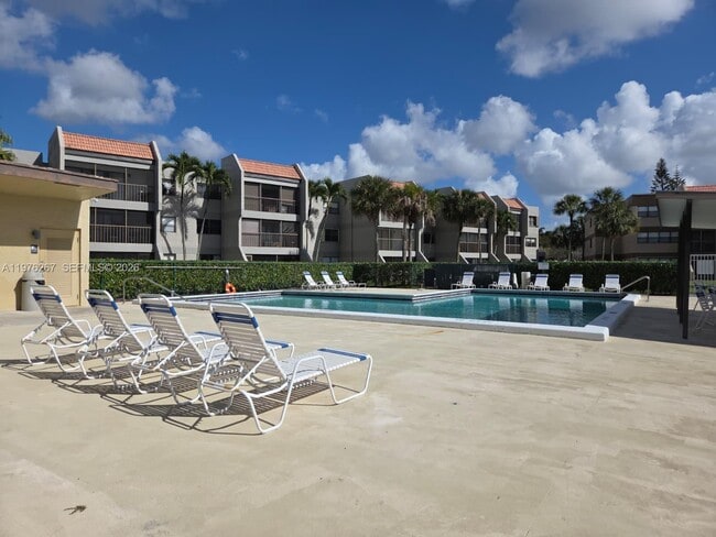 Building Photo - 220 Lakeview Dr