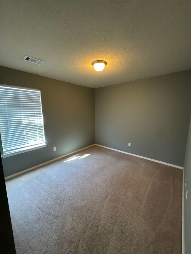 Building Photo - 8009 Huntington Way