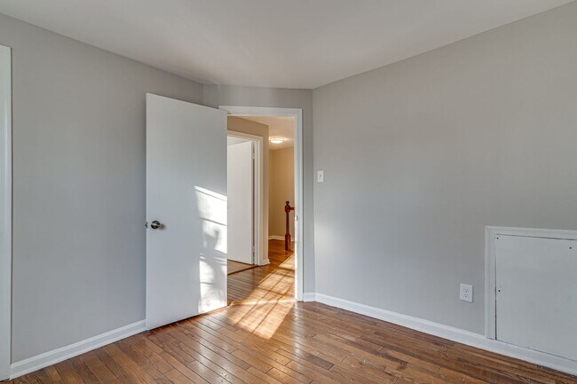 Building Photo - Renovated Home in Pinewood Lake Neighborhood