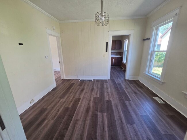 Building Photo - Lower 3 bedroom unit