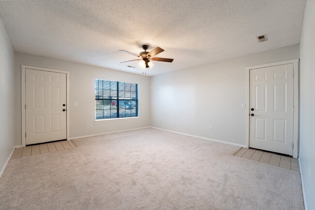 Building Photo - "Charming 2-Bed, 2-Bath Retreat with Grani...