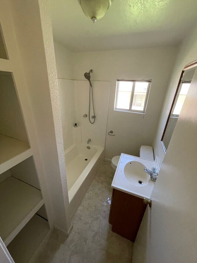 Building Photo - Cute 3 Bedroom