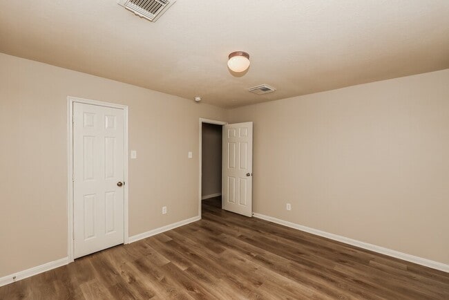 Building Photo - 7423 Oakwood Canyon Dr