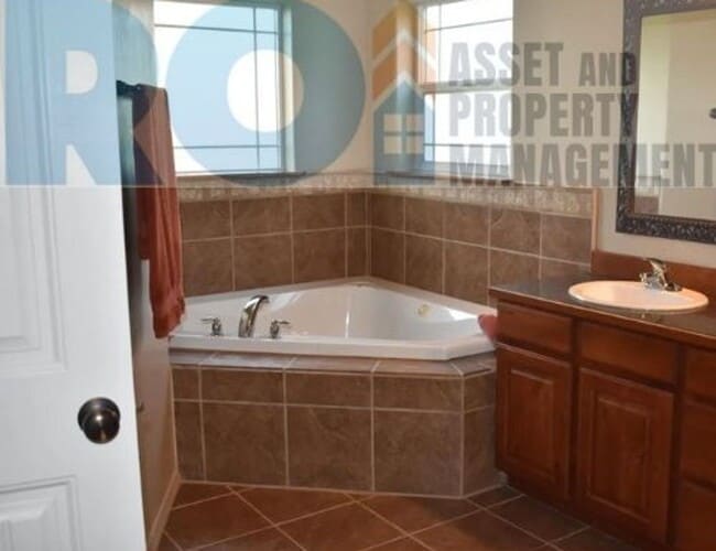 Building Photo - Charming 3-Bed 2-Bath House for Rent in We...