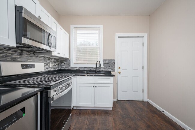 Building Photo - Newly Renovated 3 Bedroom in Charming Balt...