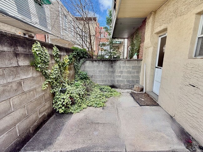 Building Photo - Spacious 3 BR / 1 BA HOUSE in Great South Philly location w/ Hardwood Flooring-Nice Kitchen-Washe...