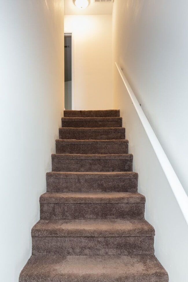 Building Photo - Spacious Two Bedroom Townhome