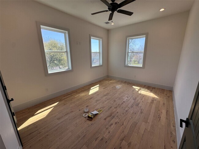 Building Photo - 505 E 40th St