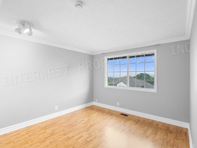 Building Photo - 4+ Bedroom Tigard Home With a Beautiful Vi...