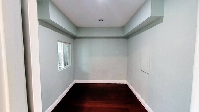 Building Photo - 5104 Westmont Ave