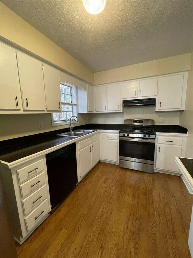 Building Photo - 2596 Woodland Dr NW