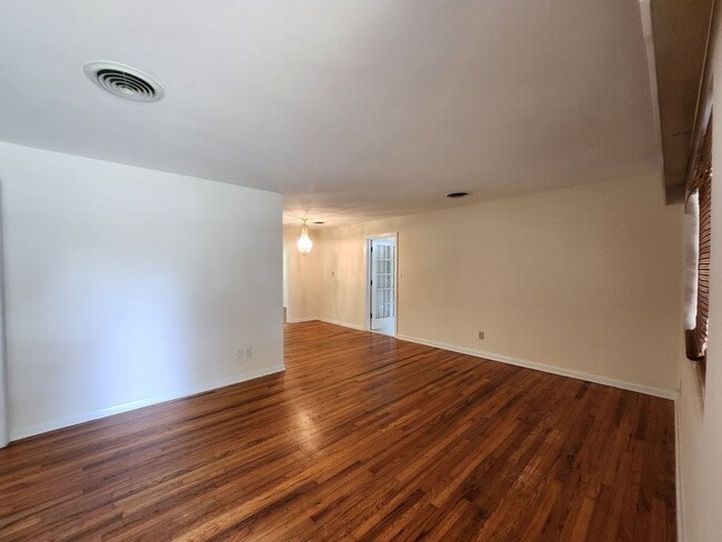 Building Photo - Charming 4 bedroom home for rent close to hospitals with wood floors. Available early August 2026...