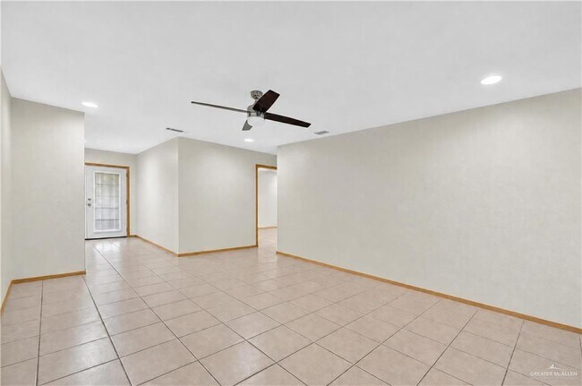 Building Photo - 1211 Chris Cir