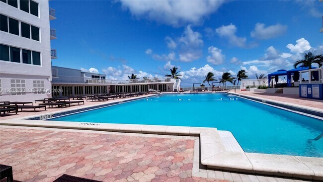 Building Photo - 5401 Collins Ave