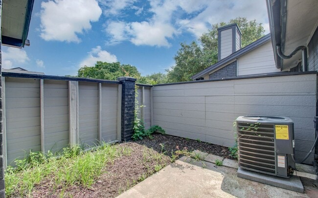 Building Photo - Remodeled 3 Bed / 2 Bath townhome at The B...