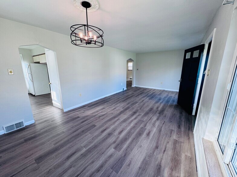 Building Photo - 1220 Colonial Ln