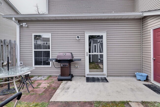 Building Photo - Spacious 3 Bedroom 2.5 Townhome Near Fort Eustis - Granite Kitchen & Fenced In Backyard