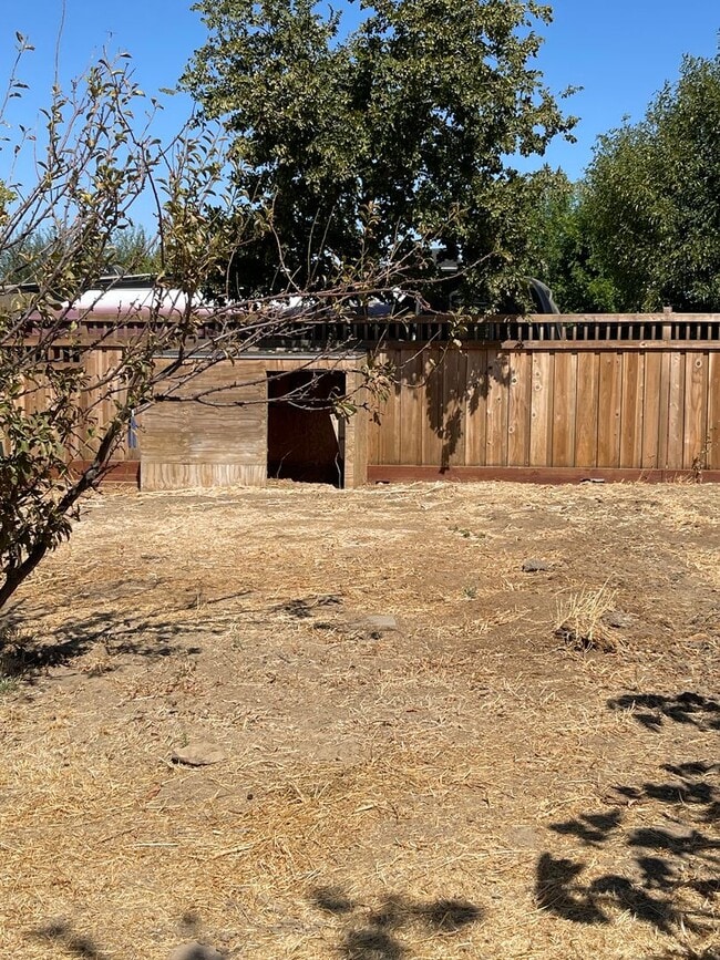 Building Photo - 5-Bedroom, 3-Bathroom Home for Rent on 1-A...