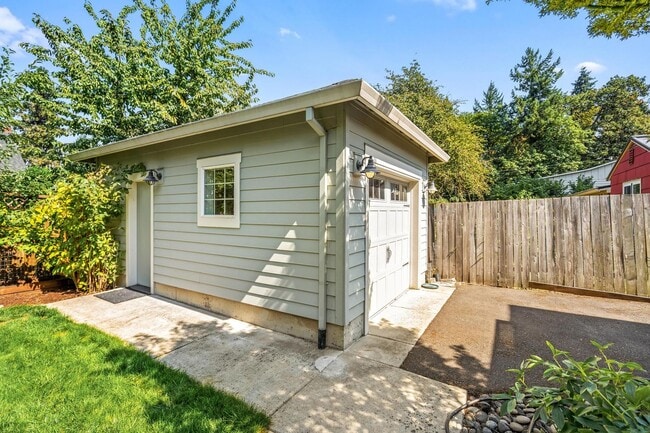 Building Photo - Spacious 4-Bedroom Dream Home – Perfect fo...