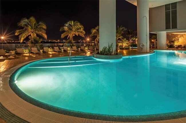 Building Photo - 700 NE 24th St