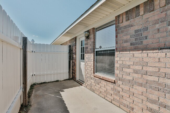 Building Photo - 16110/16112 Rolling Meadows Dr.