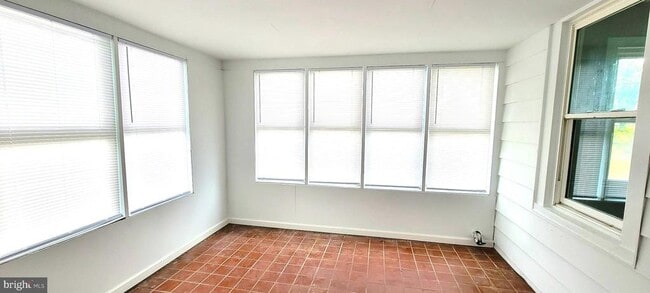 Building Photo - 104 Middleneck Ln