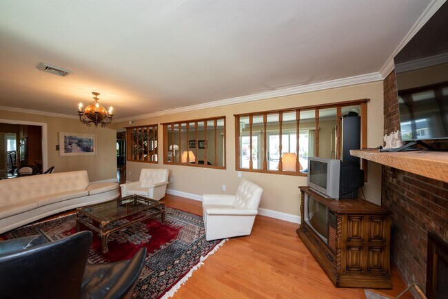Building Photo - 3201 Bayland Dr