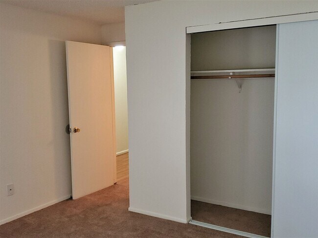 Building Photo - 3 bdrm, 1 bath, attached garage, $1795 Rent