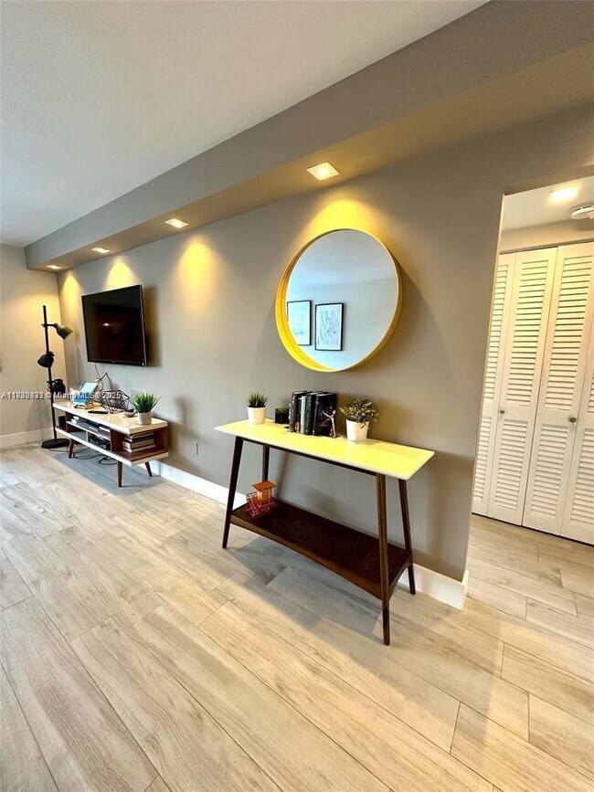Building Photo - 2899 Collins Ave