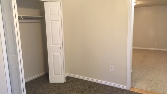 Building Photo - Spacious & Open Basement Apartment