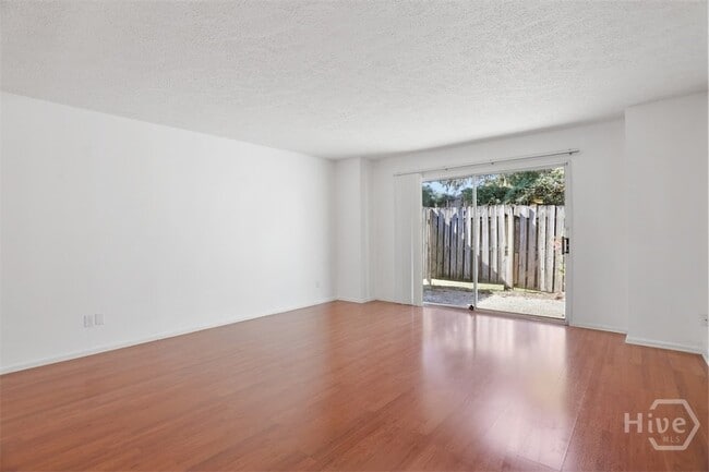 Building Photo - 18 Knollwood Cir