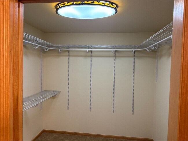 Building Photo - 1329 Pinecrest Ln