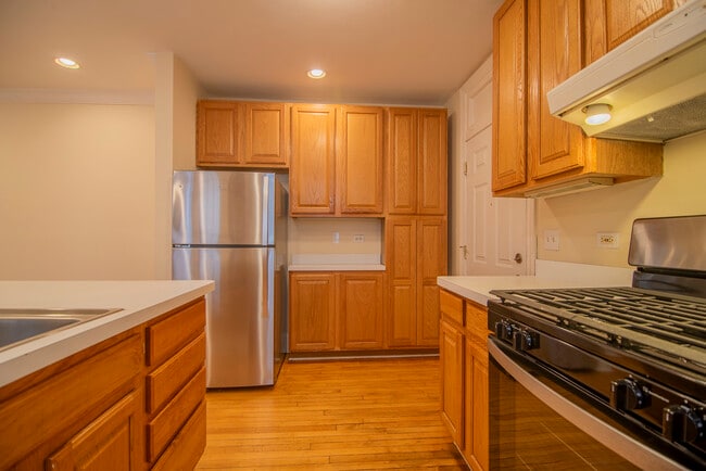 Building Photo - 7648 N Greenview Ave
