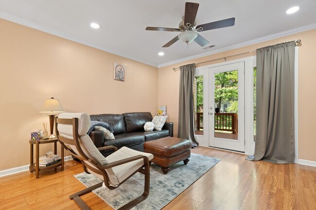 Building Photo - Sunlit Downing Creek townhome with private deck, open layout, and easy access to Duke, UNC, and RTP.