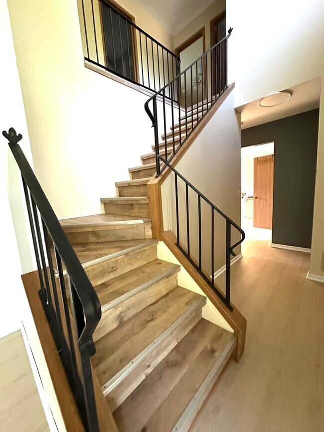 Building Photo - 2303 Woodview Ln