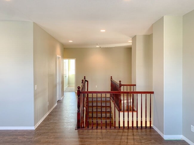 Building Photo - Large 5-Bedroom Home in the Heart of Lake ...