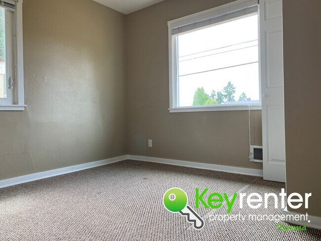 Building Photo - Centrally located Cozy Rambler in Tacoma!