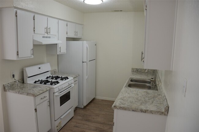 Building Photo - 448 N Joekel Ave