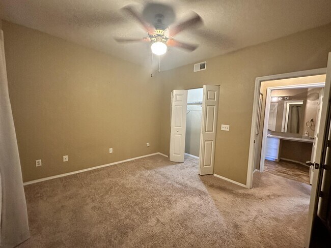 Building Photo - 823 Camargo Way