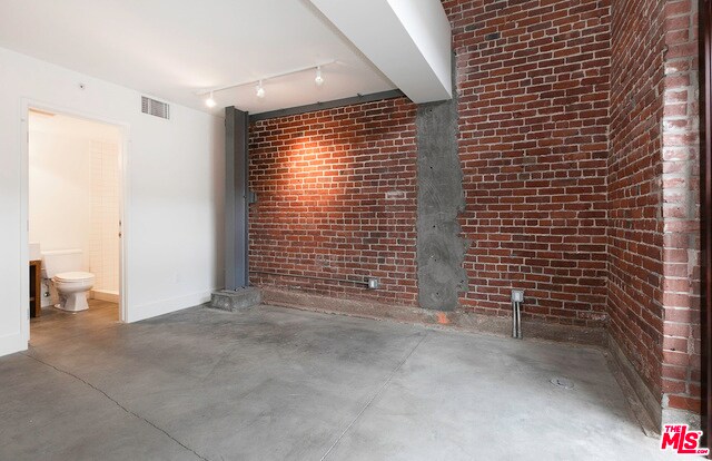 Building Photo - 940 E 2nd St