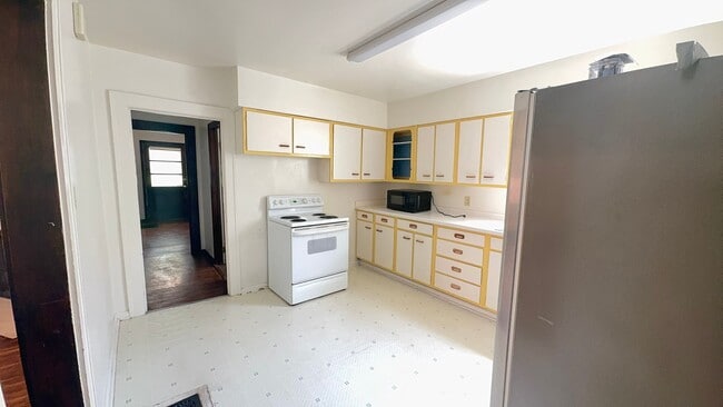 Building Photo - 3+ bedroom, 2 bath in south Lincoln